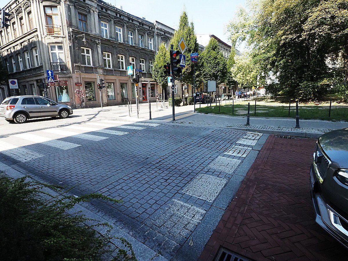 Skrzyżowanie Jaracza i Wschodniej - kostka na jezdni pozostawia wiele do życzenia