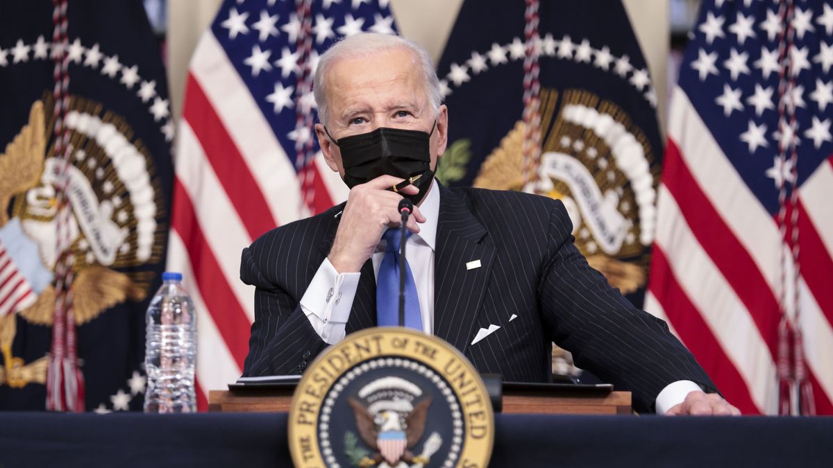 epa09611543 US President Joe Biden speaks while meeting with different chief executive officers to discuss the holiday shopping season in the EOP Library of the Eisenhower Executive Office Building in Washington, DC, USA, 29 November 2021.  EPA/Oliver Contreras / POOL Dostawca: PAP/EPA.