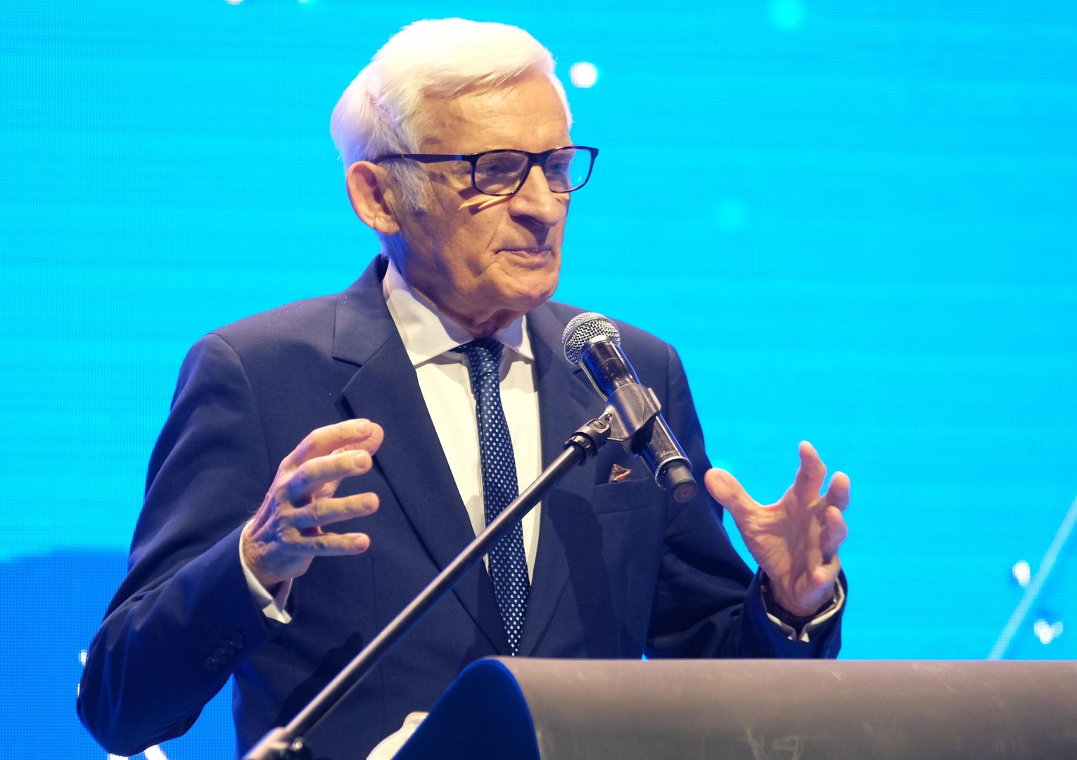 Jerzy Buzek otrzymał maila z tego adresu. Od razu powiadomił policję