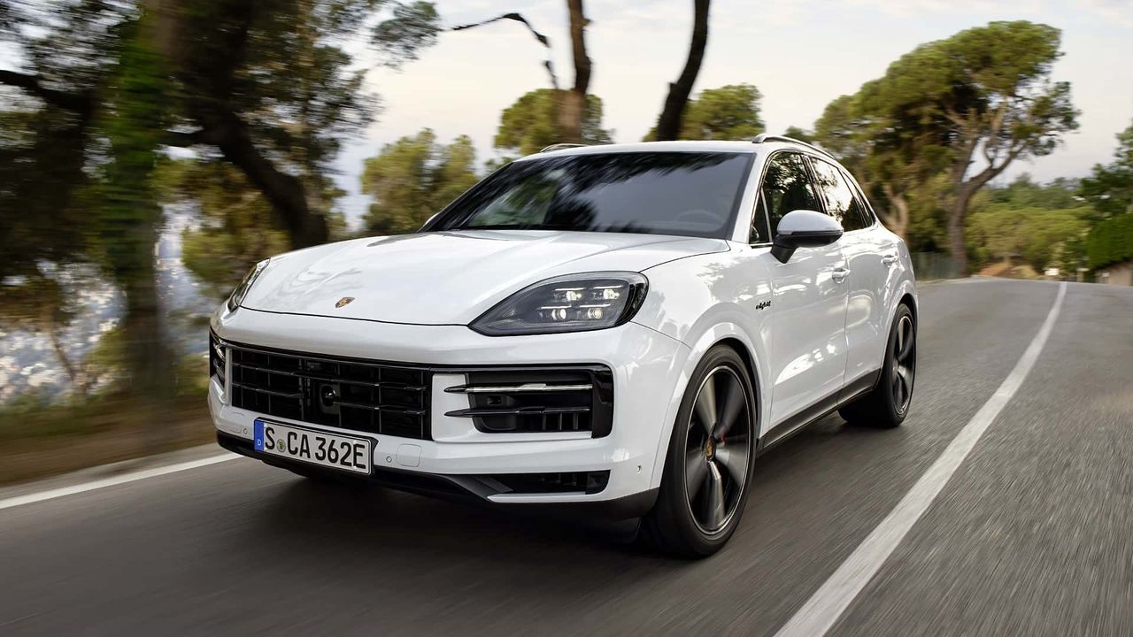 Porsche Cayenne S E-Hybrid debiutuje jako złoty środek. Pojedzie także na prądzie