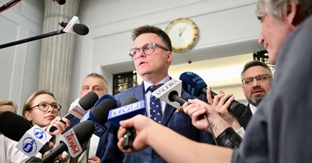 Opozycja arbitrem ws. składki? Może poprzeć projekt Hołowni. Koalicjanci przestrzegają