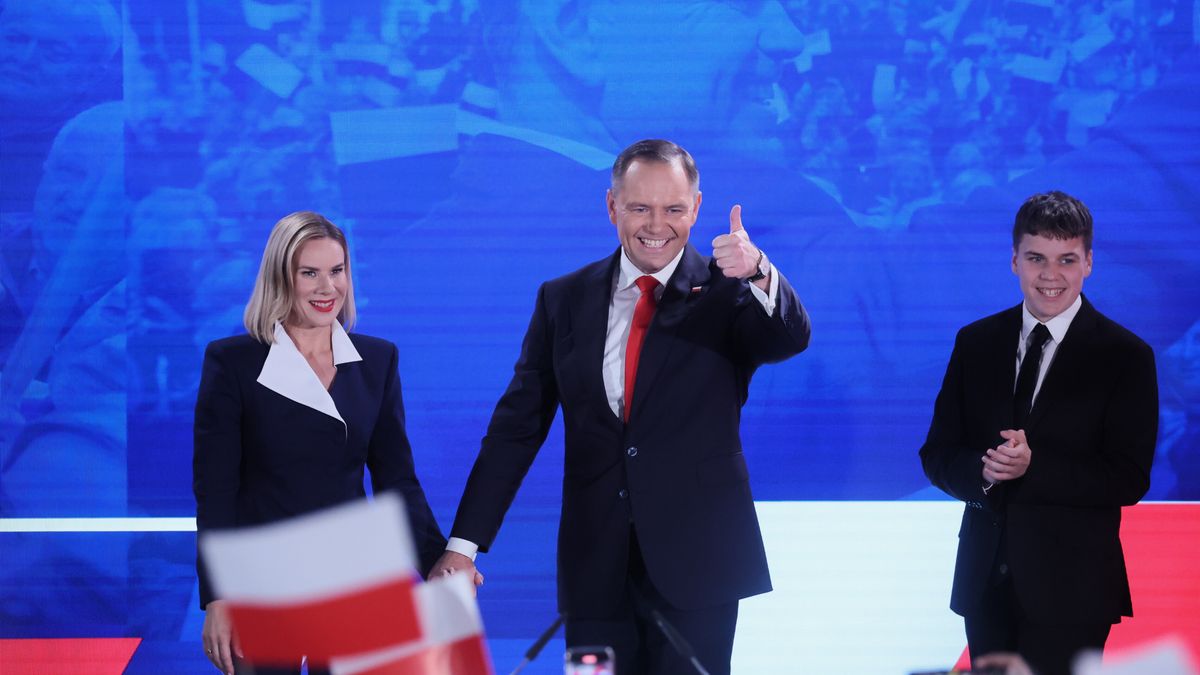 Karol Nawrocki z rodzin�Warszawa, 01.06.2025. Wybory prezydenta RP - II tura. Kandydat Komitetu Obywatelskiego, popierany przez PiS prezes IPN Karol Nawrocki (C) z �on� Mart� (L) i synem Antonim (P) w swoim sztabie wyborczym, 1 bm. w Warszawie. Zako�czy�o si� g�osowanie w II turze wybor�w prezydenta RP. (mr) PAP/Leszek Szyma�skiLeszek Szyma�skiII, II tura, koniec ciszy wyborczej, prezydenckie, prezydenta rp, reakcja, reakcje, sztab, wybory, wynik