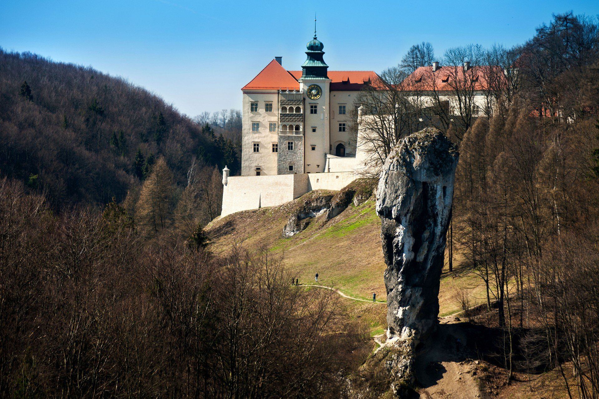 Zamek Pieskowa Skała i Maczuga Herkulesa to symbole Ojcowskiego Parku Narodowego.