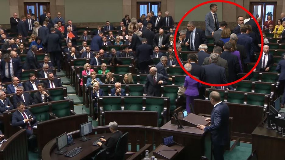 Posłowie PiS opuszczają salę plenarną 