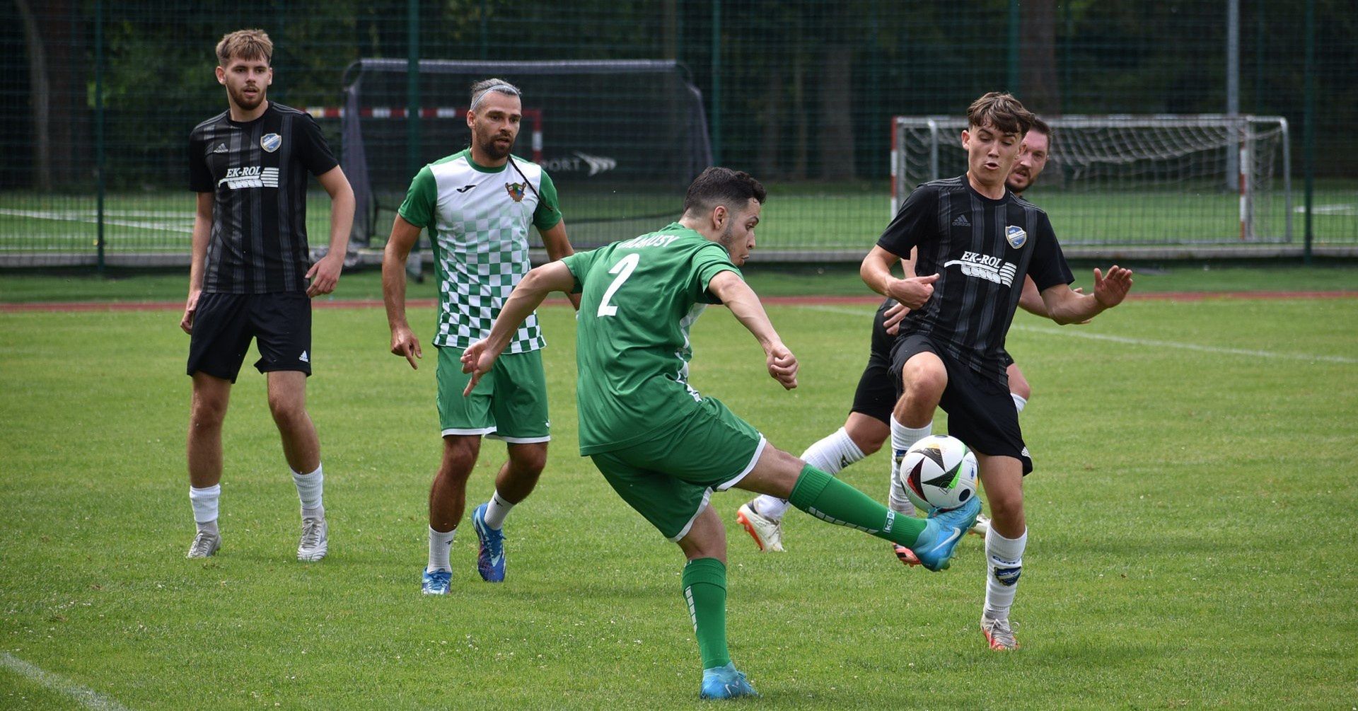 W meczu kontrolnym Proszowianka (czarne stroje) zremisowała z Wiarusami Igołomia 1:1.
