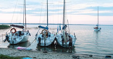 Mazury zmieniają się w szambo. Jest radykalny pomysł, plombowanie WC w jachtach