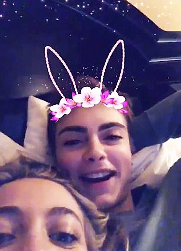 Cara Delevingne z Paris Jackson przytulają się w łóżku