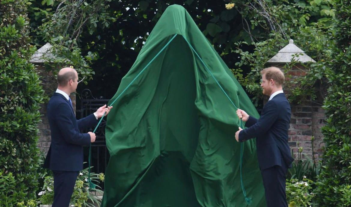Książę William i książę Harry odsłonili pomnik upamiętniający księżną Dianę