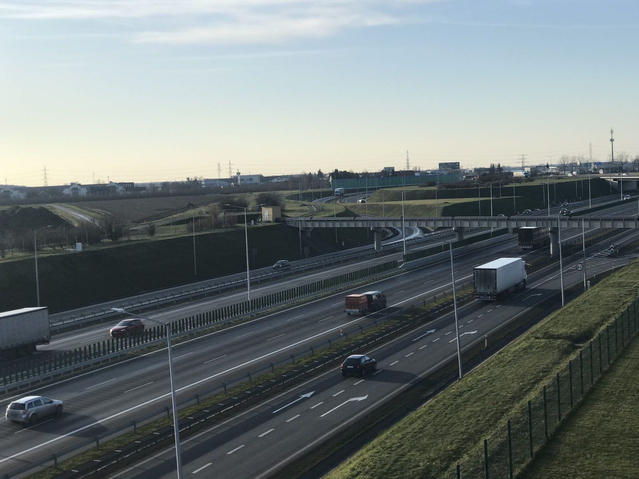 Tragiczny wypadek na autostradzie A2 – 75-latek potrącony przez busa zginął na miejscu