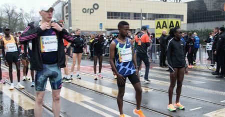 Podróżnik z Głuszyny upamiętniony na medalu 22. Poznań Maratonu