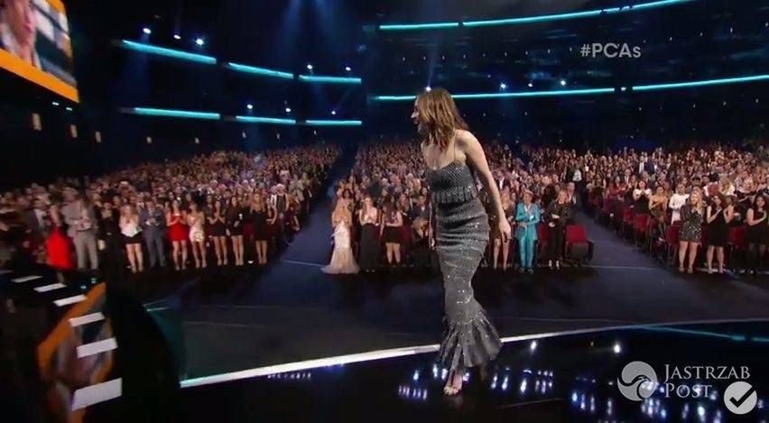 Kreacja: Armani Prive. Dakota Johnson, People's Choice Awards 2016 (fot. YouTube)