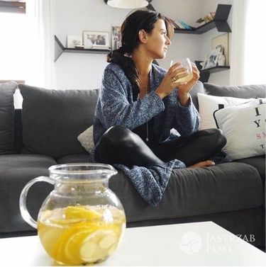 Anna Lewandowska pije wodę z cytryną