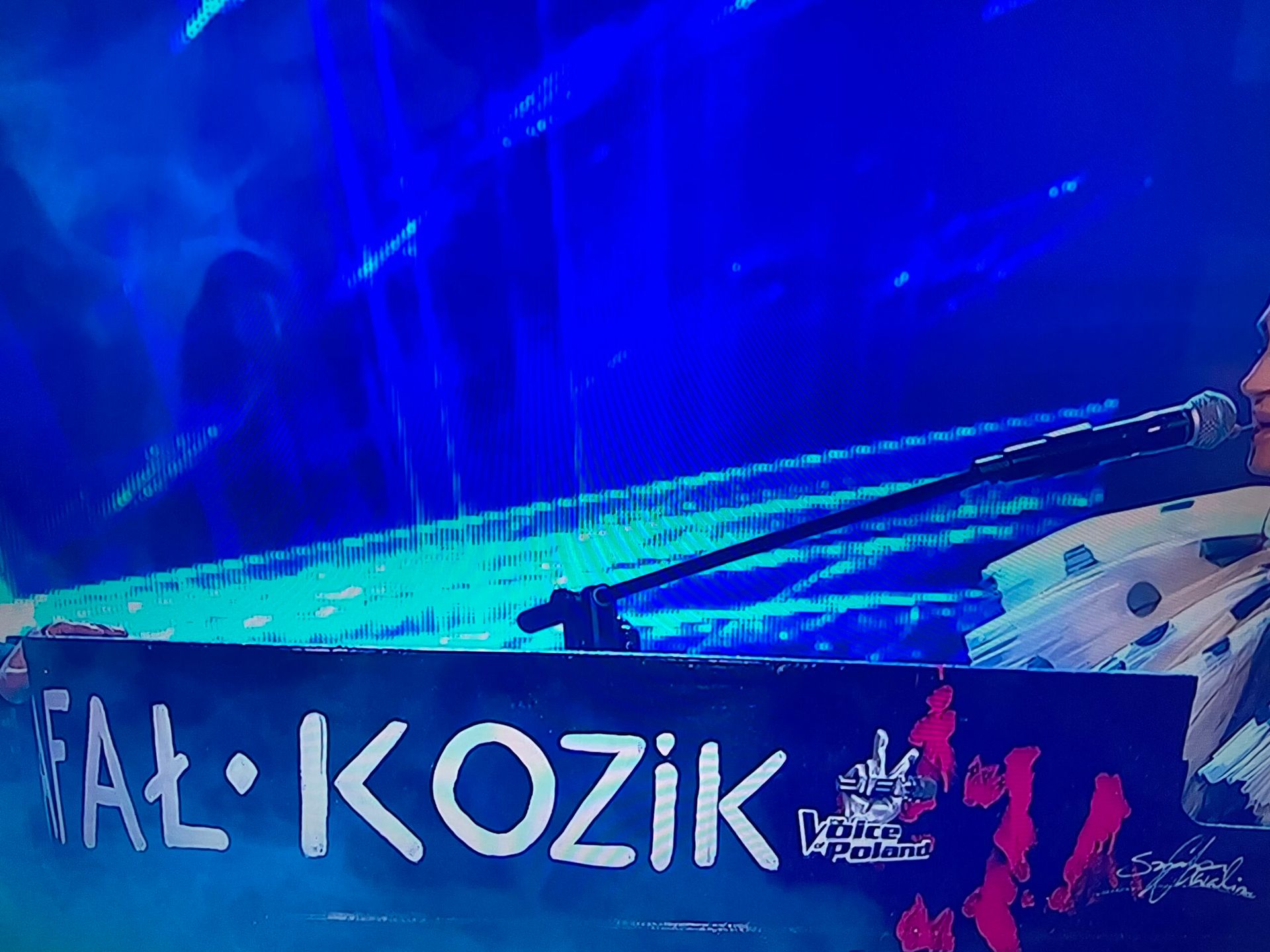 Sylwia Grzeszczak podarowała pianino Rafałowi Kozikowi