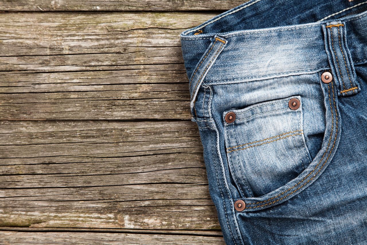 Metalowe guziczki w dżinsach, fot. Adobe Stock