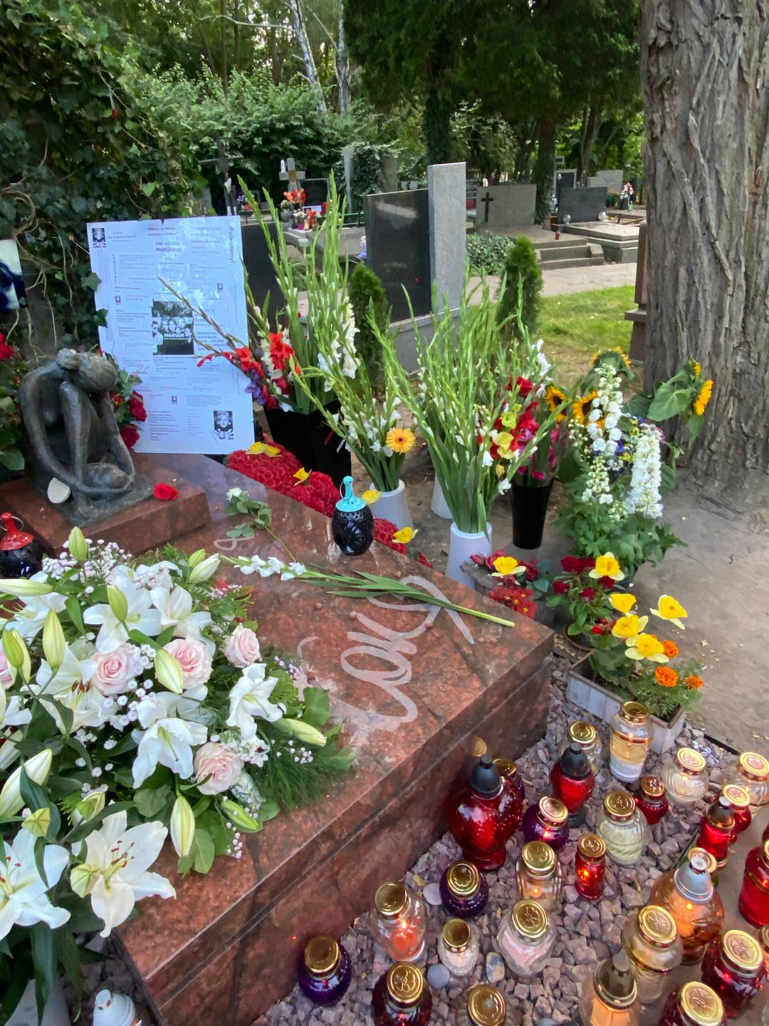Grób Kory na Powązkach w drugą rocznicę śmierci (fot. Jastrząb Post)