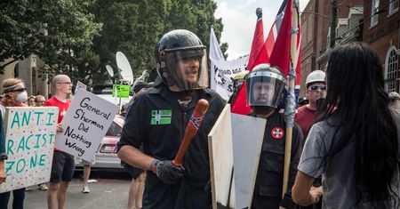 Kilku protestujących Black Lives Matter demonstrowało przed sądem w Charlottesville.