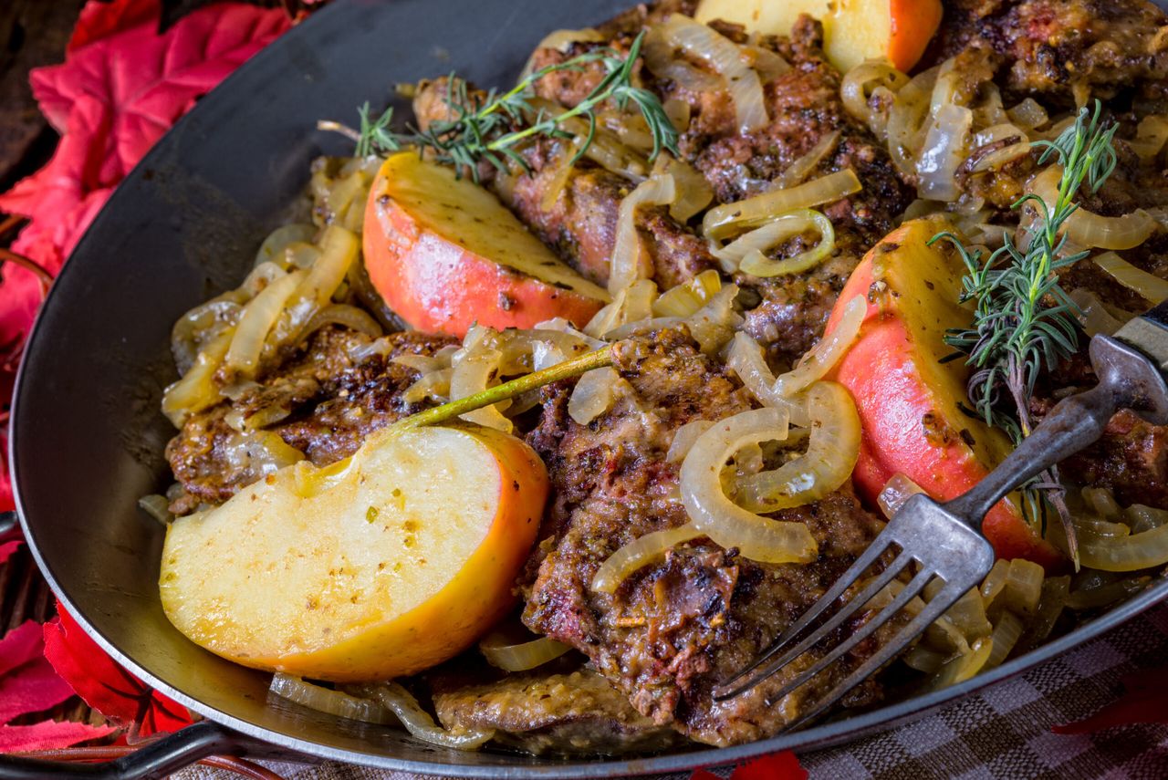 Zanim wrzucisz na patelnię wątróbkę pamiętaj o jednym. Kuchnia nie będzie opryskana tłuszczem