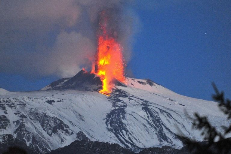 Włochy - Etna znowu wybuchła
