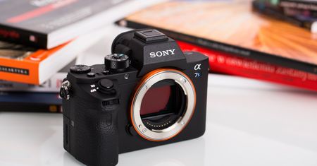 To może być Sony A7S III. Czy już niedługo zobaczymy nowego ”pogromcę szumów”?