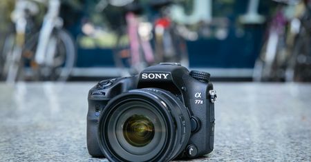 Sony A77 II – nowoczesny aparat w klasycznej obudowie i ze starymi błędami [test]