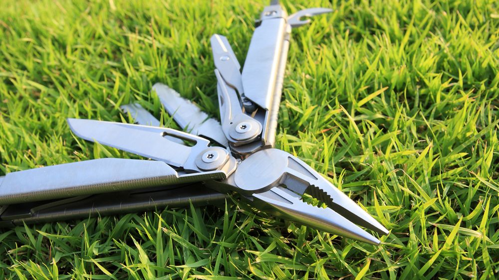 Multitoole i noże na biwak. Podpowiadamy, co wybrać 1