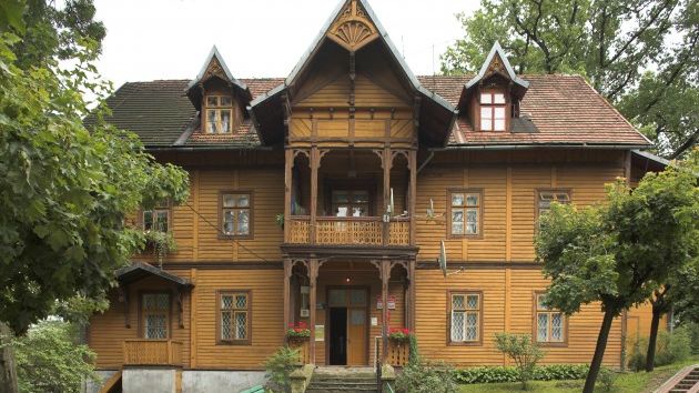 Według ludowej legendy miejscowość powstała w miejscu, w którym księżniczka Rabka – córka srogiego króla Starego Sącza – opłakiwała swoje nieszczęścia