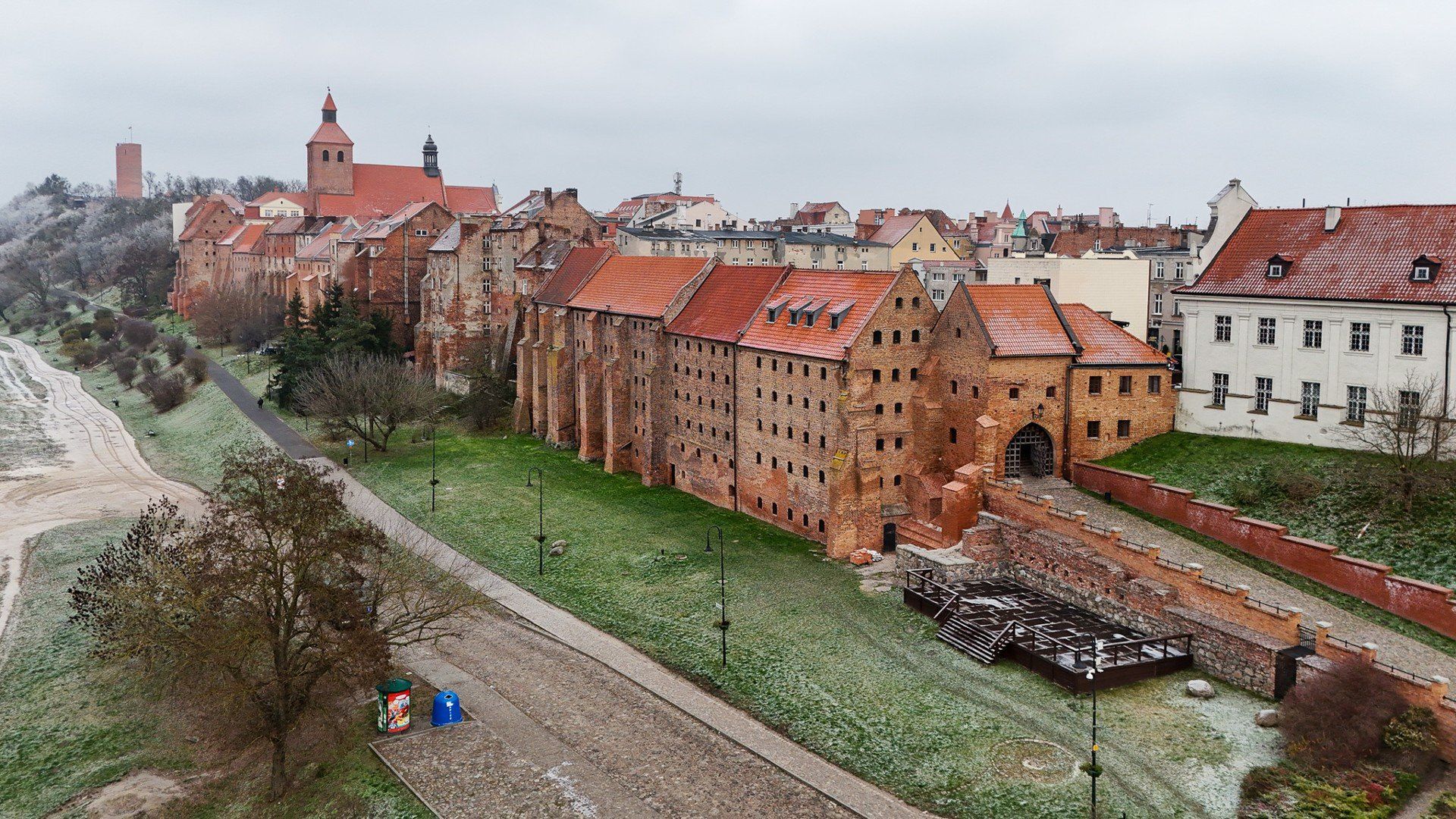 Panorama Grudziądza w mroźnej aurze, bez śniegu, z lekkim szronem