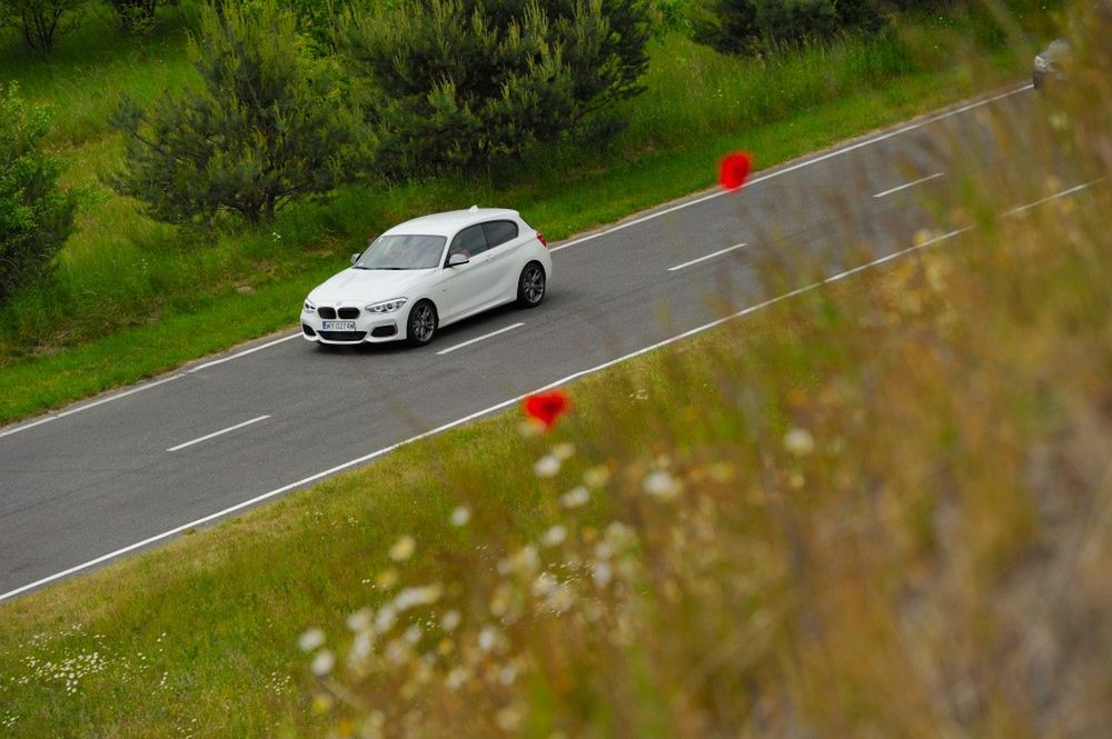 BMW M135i, czyli dwubryłowy bliźniak M235i pod względem właściwości jezdnych radzi sobie tak samo świetnie jak wydłużony brat, ale w przypadku tego egzemplarza kierowca może liczyć jedynie na tylną oś napędową.