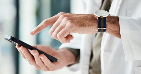 Włochy. Pielęgniarz pomógł zdalnie przy dwóch porodach