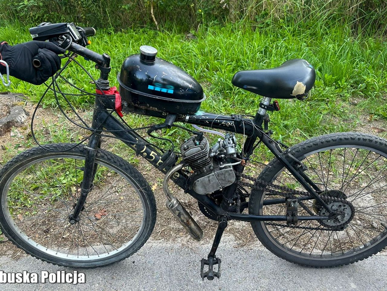 Międzyrzecze: 18-latek wmontował w rower silnik spalinowy i jeździł nim po drogach. Po zatrzymaniu przez policję sprawa trafiła do sądu