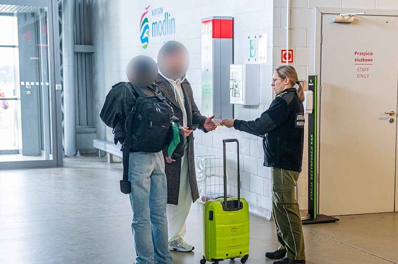 Wpadł na lotnisku w Modlinie. Tłumaczył, że przyleciał do pracy