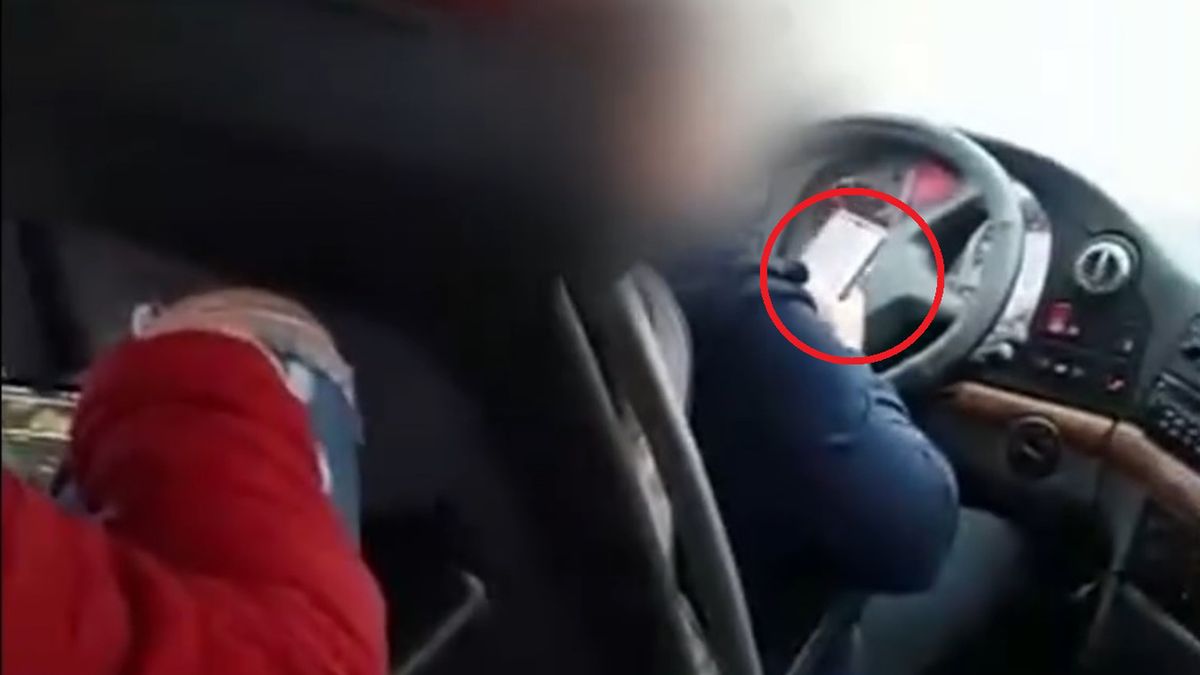 Kierowca przyłapany na oglądaniu telefonów