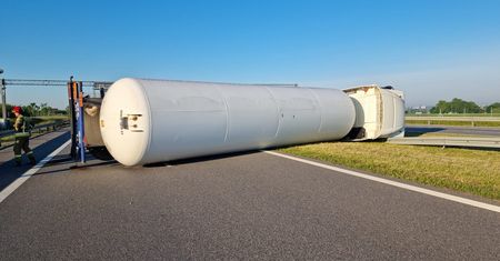 Przewróciła się ukraińska cysterna do przewozu LPG. Obwodnica Lublina zablokowana