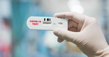 Zakaz sprzedaży testów na koronawirusa w aptekach. Oto powód