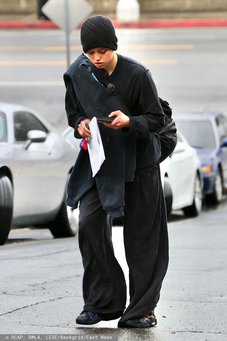 Shiloh Jolie ma kolczyk w wardze