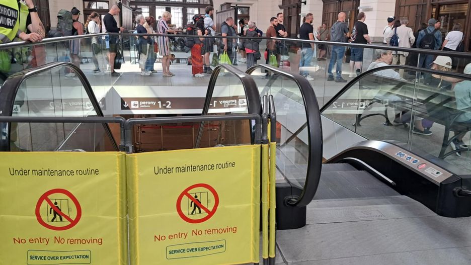 Gdańsk wita gości niedziałającymi schodami i wyświetlaczami 