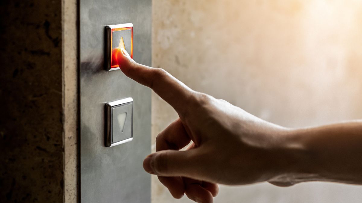 Podczas korzystania z windy należy nacisnąć odpowiedni przycisk