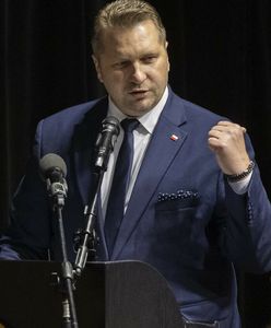 Zima w szkołach i komisarze w niegrzejących samorządach. Przemysław Czarnek dla WP