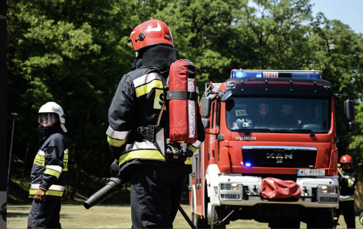 pożar, kamienica, straż Pożar w Warszawie. Płomienie wychodzą na dach budynku