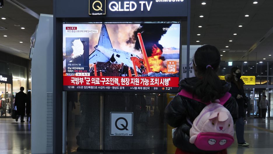 Dozens of casualties reported after passenger aircraft crashes at Muan airport
epa11796678 A woman watches a television news segment on a recent passenger plane crash, at Yongsan station in Seoul, South Korea, 29 December 2024. According to the National Fire Agency, a passenger jet carrying 181 people erupted in flames after going off the runway at an airport in South Korea's southwestern county of Muan on 29 December, leaving at least 62 people dead.  EPA/HAN MYUNG-GU 
Dostawca: PAP/EPA.
HAN MYUNG-GU
television