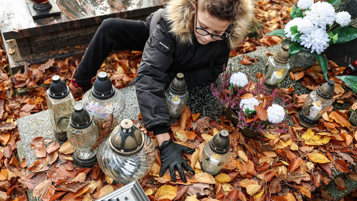 Znicze, wiązanki, wieńce, LED-owe światełka. które 