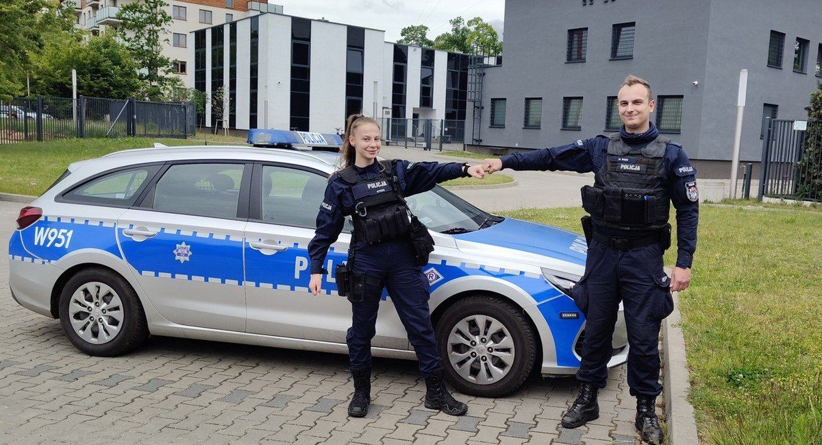 Wałcz: Bohaterska postawa policjantów. Wydostali 57-latkę z płonącego mieszkania