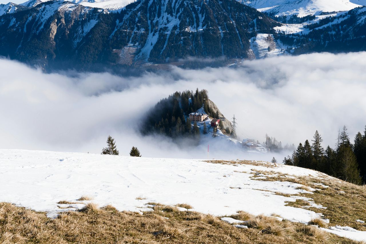 Lawina zepchnęła pociąg z torów. Dramatyczny poranek w szwajcarskich Alpach