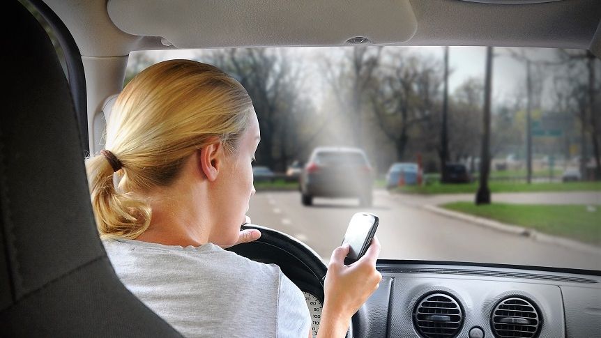 Kobieta używa telefonu w aucie