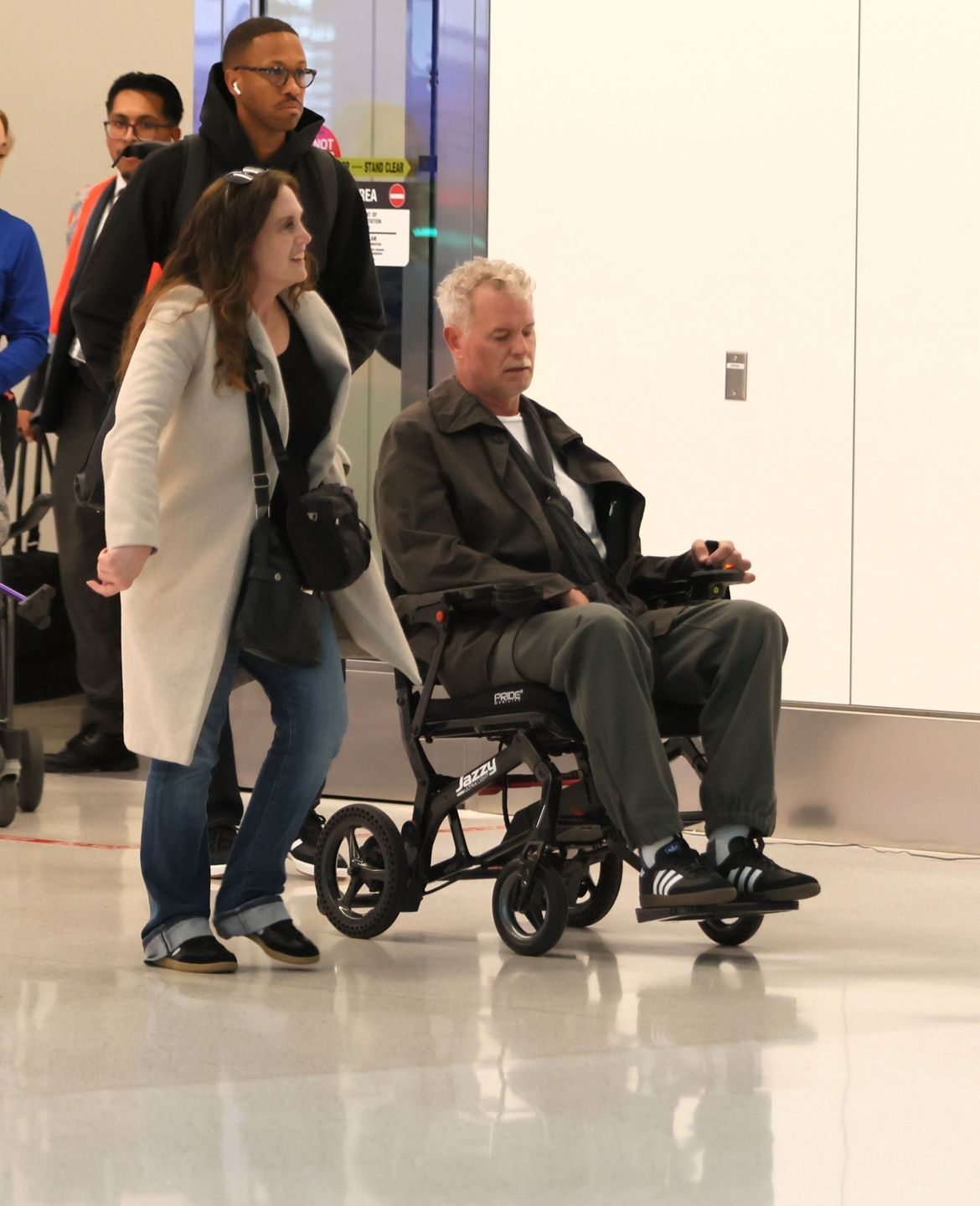 Eric Dane na wózku porusza się po lotnisku w Los Angeles