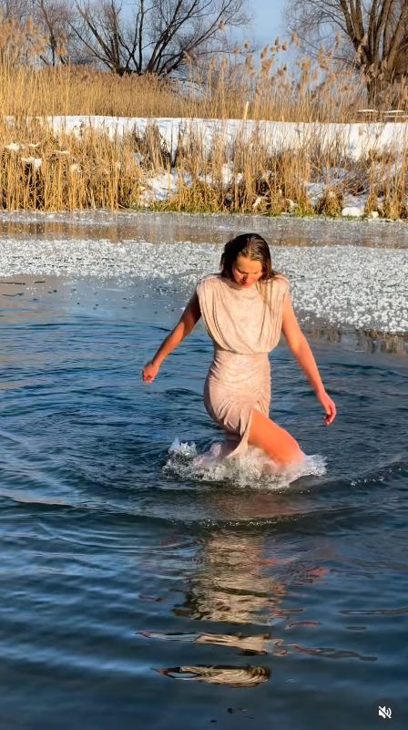 Joanna Moro morsuje w sukni balowej