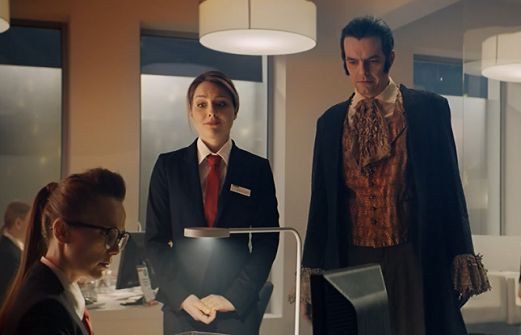 Wampiry w wypożyczalni pieniędzy promują pożyczkę w eurobanku (wideo)