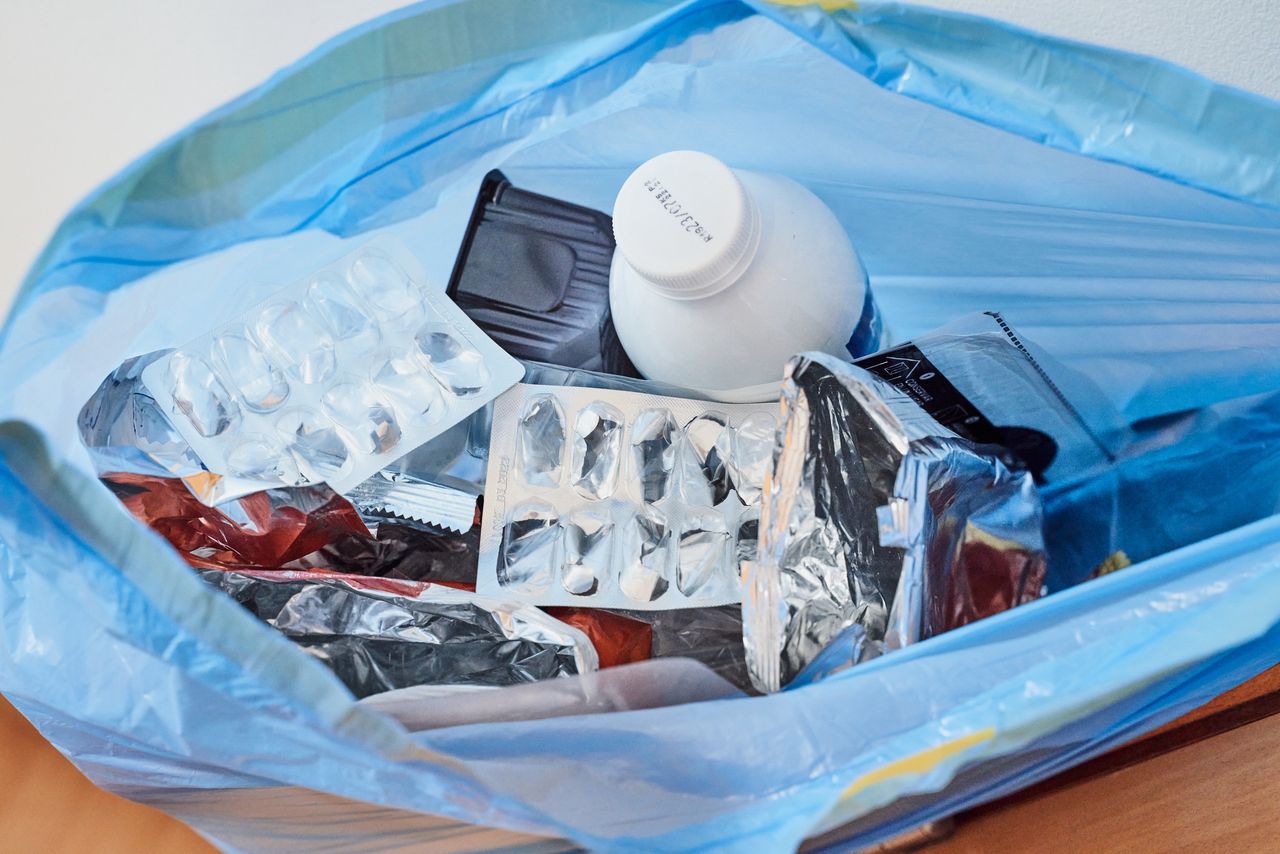 Przynieśli reklamówkę z lekami za 240 tys. zł. Trafiły do kosza