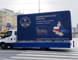 Kampania billboardowa NBP. Na ulice wyjechały "inflacyjne" naczepy