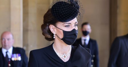 Księżna Kate pocieszała księcia Karola. Wzruszający gest
